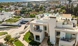 Minimalistische luxewoning met panoramisch zeezicht te koop in een prestigieus gated complex in Nueva Andalucia, Marbella 788605 
