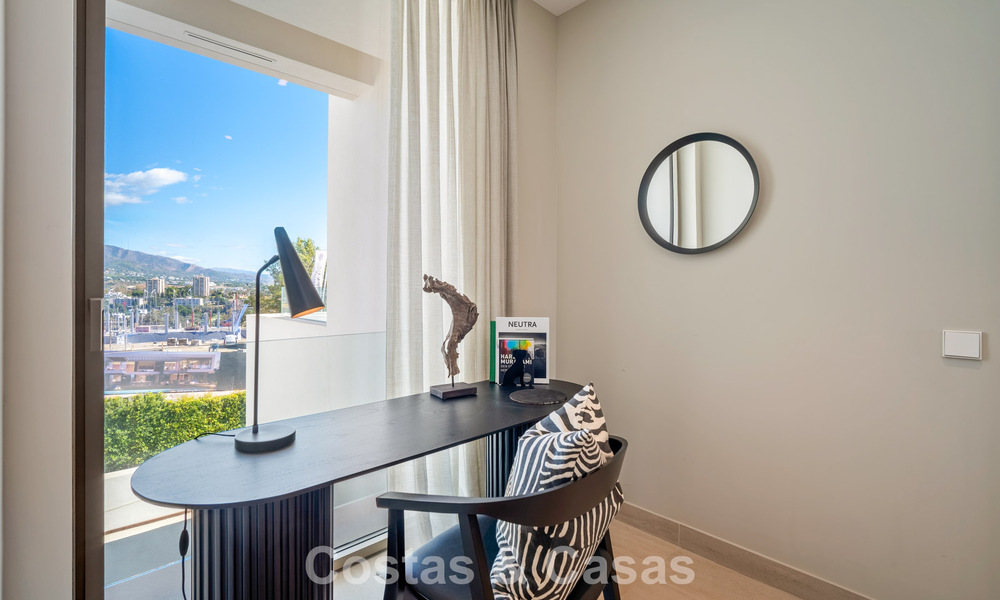 Minimalistische luxewoning met panoramisch zeezicht te koop in een prestigieus gated complex in Nueva Andalucia, Marbella 788611