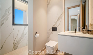 Minimalistische luxewoning met panoramisch zeezicht te koop in een prestigieus gated complex in Nueva Andalucia, Marbella 788614 