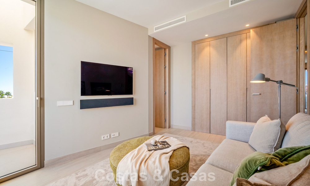 Minimalistische luxewoning met panoramisch zeezicht te koop in een prestigieus gated complex in Nueva Andalucia, Marbella 788616