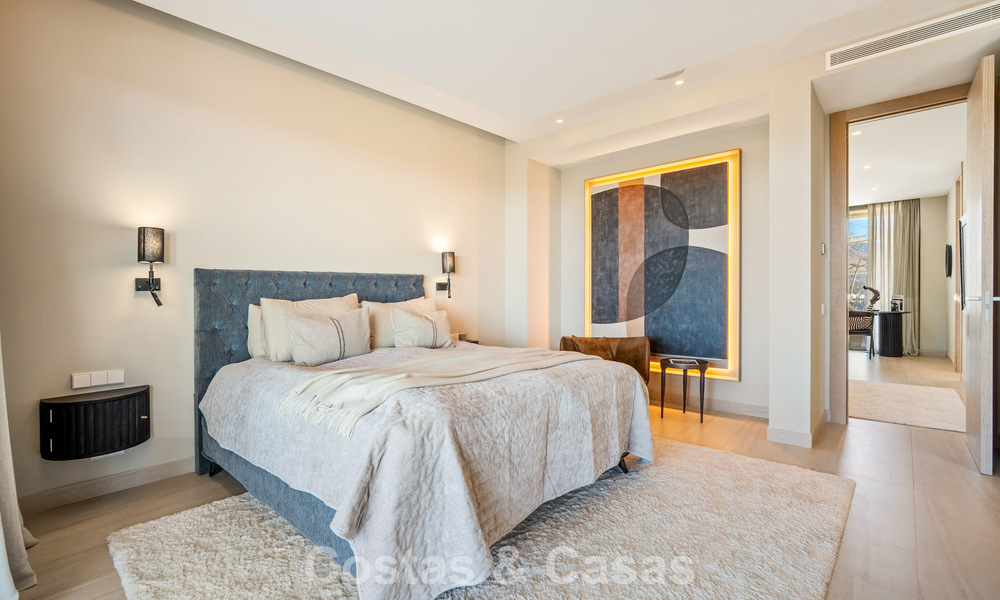 Minimalistische luxewoning met panoramisch zeezicht te koop in een prestigieus gated complex in Nueva Andalucia, Marbella 788619
