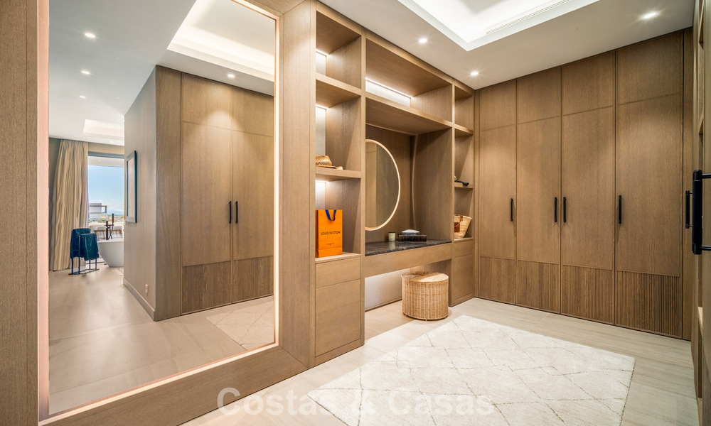 Minimalistische luxewoning met panoramisch zeezicht te koop in een prestigieus gated complex in Nueva Andalucia, Marbella 788623