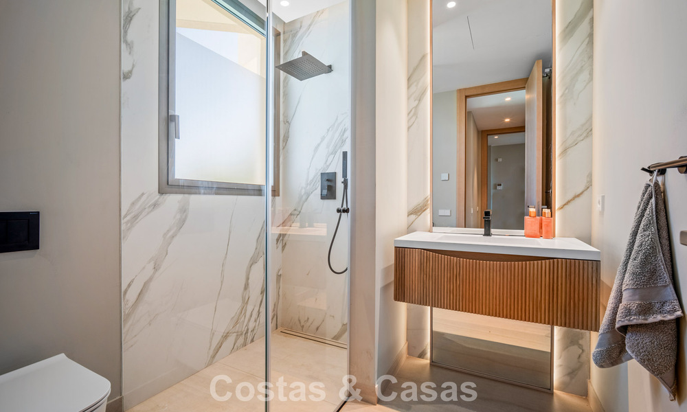 Minimalistische luxewoning met panoramisch zeezicht te koop in een prestigieus gated complex in Nueva Andalucia, Marbella 788626