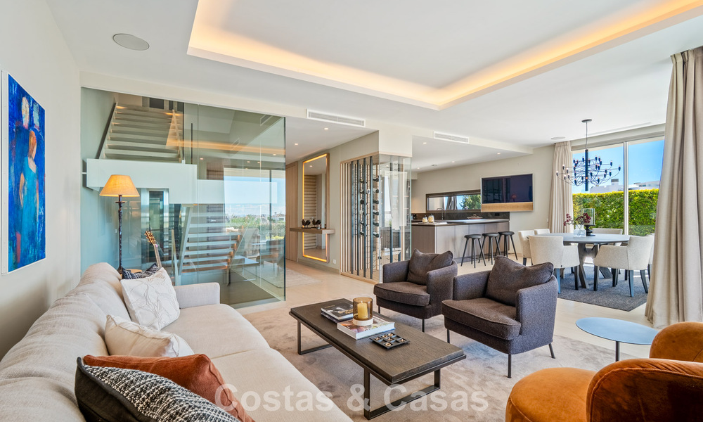 Minimalistische luxewoning met panoramisch zeezicht te koop in een prestigieus gated complex in Nueva Andalucia, Marbella 788628
