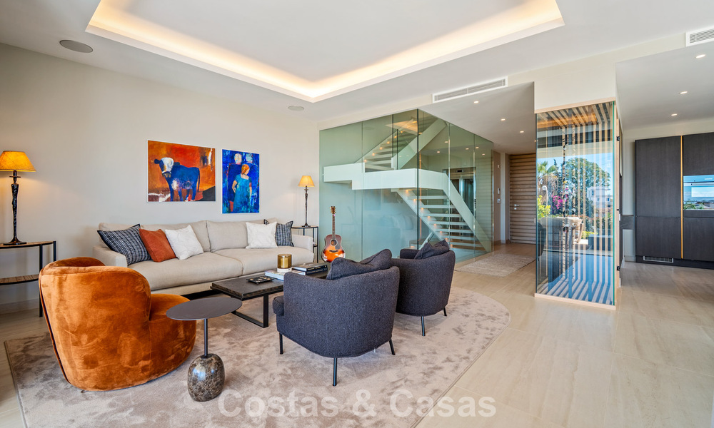 Minimalistische luxewoning met panoramisch zeezicht te koop in een prestigieus gated complex in Nueva Andalucia, Marbella 788629