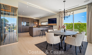 Minimalistische luxewoning met panoramisch zeezicht te koop in een prestigieus gated complex in Nueva Andalucia, Marbella 788630 