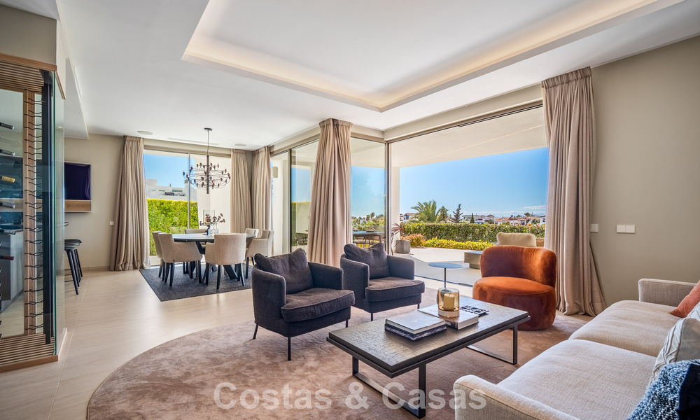Minimalistische luxewoning met panoramisch zeezicht te koop in een prestigieus gated complex in Nueva Andalucia, Marbella 788635