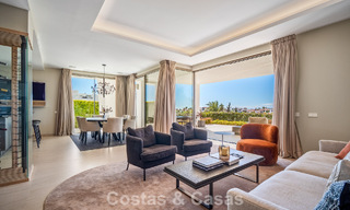 Minimalistische luxewoning met panoramisch zeezicht te koop in een prestigieus gated complex in Nueva Andalucia, Marbella 788635 
