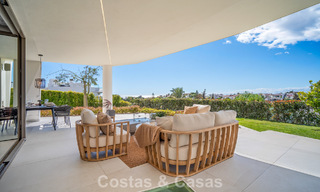 Minimalistische luxewoning met panoramisch zeezicht te koop in een prestigieus gated complex in Nueva Andalucia, Marbella 788640 