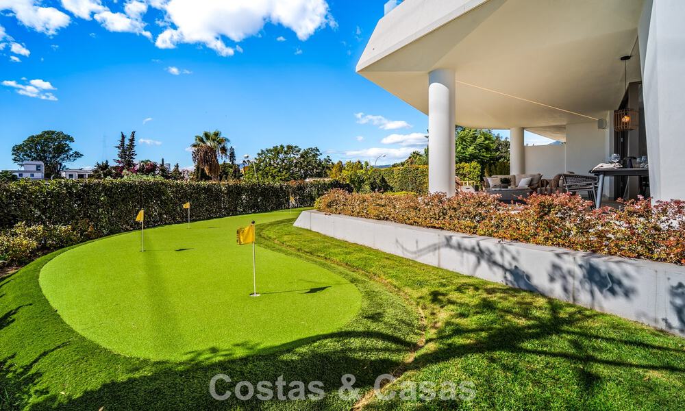 Minimalistische luxewoning met panoramisch zeezicht te koop in een prestigieus gated complex in Nueva Andalucia, Marbella 788642
