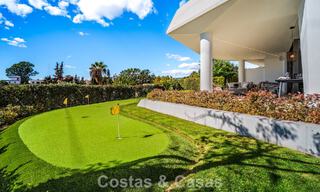 Minimalistische luxewoning met panoramisch zeezicht te koop in een prestigieus gated complex in Nueva Andalucia, Marbella 788642 
