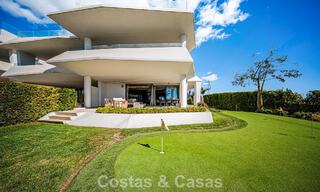 Minimalistische luxewoning met panoramisch zeezicht te koop in een prestigieus gated complex in Nueva Andalucia, Marbella 788643 
