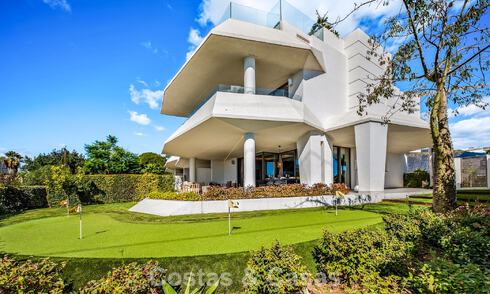 Minimalistische luxewoning met panoramisch zeezicht te koop in een prestigieus gated complex in Nueva Andalucia, Marbella 788645