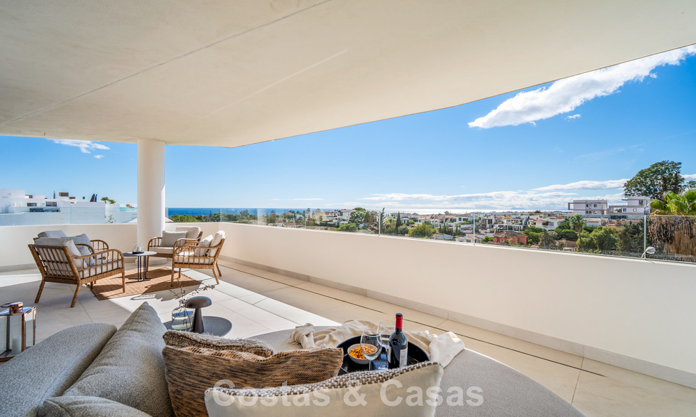 Minimalistische luxewoning met panoramisch zeezicht te koop in een prestigieus gated complex in Nueva Andalucia, Marbella 788647