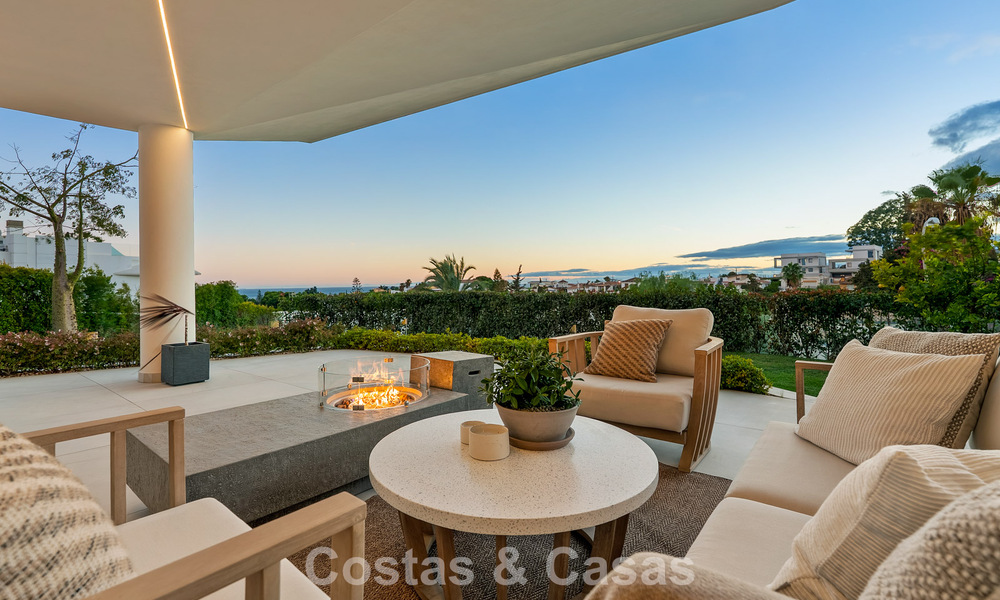 Minimalistische luxewoning met panoramisch zeezicht te koop in een prestigieus gated complex in Nueva Andalucia, Marbella 788648