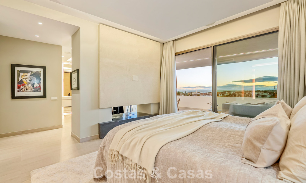 Minimalistische luxewoning met panoramisch zeezicht te koop in een prestigieus gated complex in Nueva Andalucia, Marbella 788650