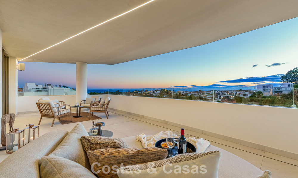 Minimalistische luxewoning met panoramisch zeezicht te koop in een prestigieus gated complex in Nueva Andalucia, Marbella 788651