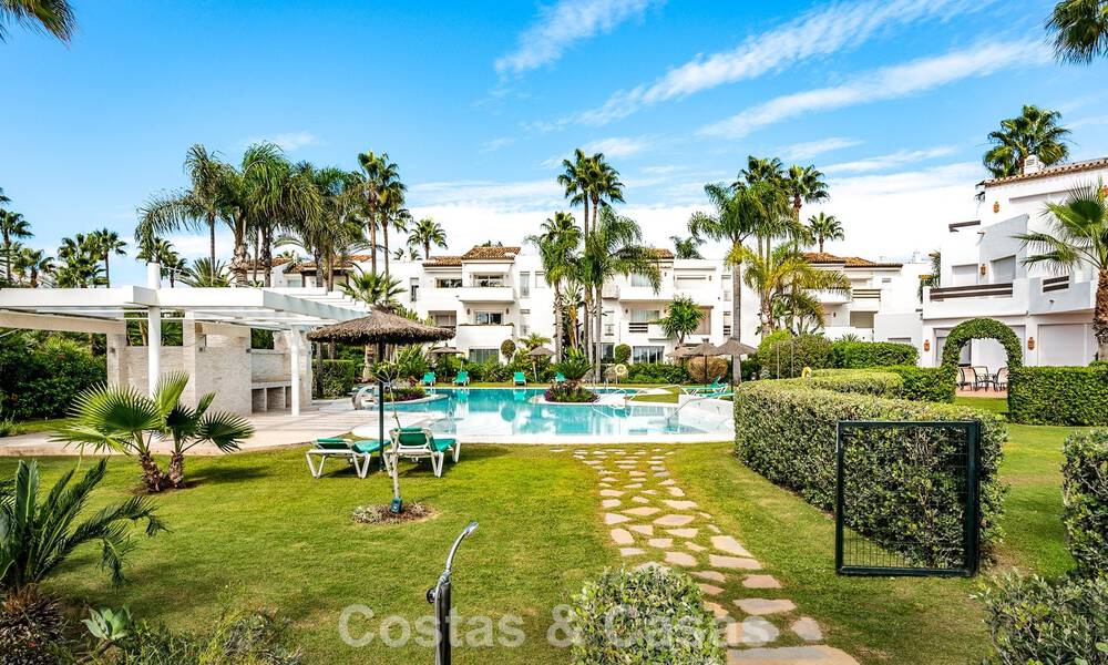 Gemoderniseerd appartement met zeezicht te koop in een strandcomplex op de New Golden Mile tussen Marbella en Estepona 788776