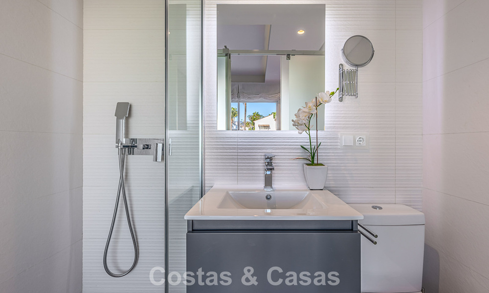 Gemoderniseerd appartement met zeezicht te koop in een strandcomplex op de New Golden Mile tussen Marbella en Estepona 788787