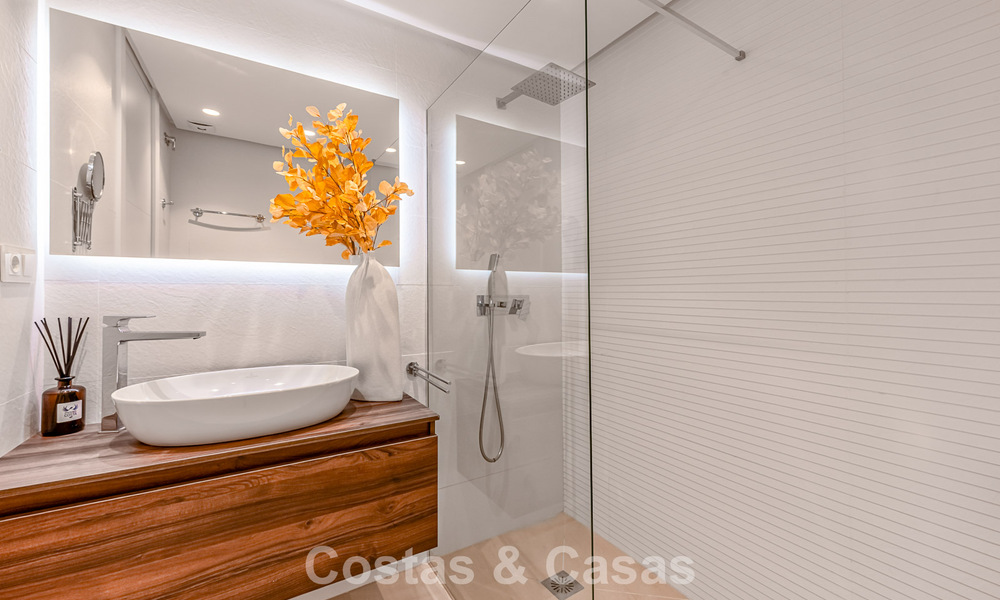 Gemoderniseerd appartement met zeezicht te koop in een strandcomplex op de New Golden Mile tussen Marbella en Estepona 788789