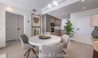 Gemoderniseerd appartement met zeezicht te koop in een strandcomplex op de New Golden Mile tussen Marbella en Estepona 788799 