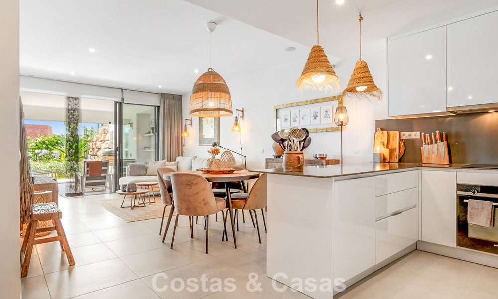 Gelijkvloers, modern appartement met ruime privétuin en deels zeezicht aan de golfbaan te koop in Estepona 789775
