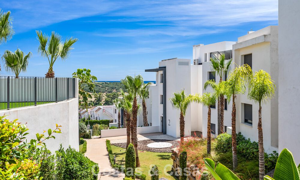 Gelijkvloers, modern appartement met ruime privétuin en deels zeezicht aan de golfbaan te koop in Estepona 789776