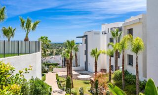 Gelijkvloers, modern appartement met ruime privétuin en deels zeezicht aan de golfbaan te koop in Estepona 789776 