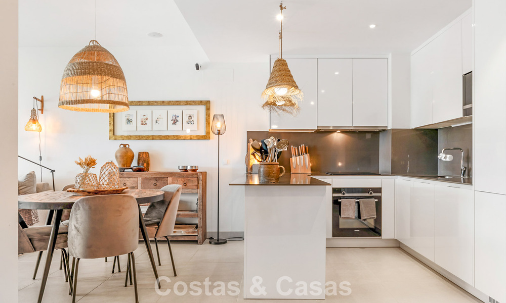 Gelijkvloers, modern appartement met ruime privétuin en deels zeezicht aan de golfbaan te koop in Estepona 789777