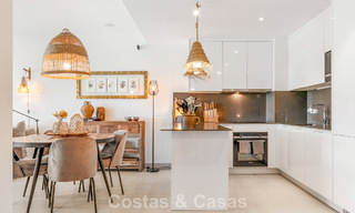 Gelijkvloers, modern appartement met ruime privétuin en deels zeezicht aan de golfbaan te koop in Estepona 789777 