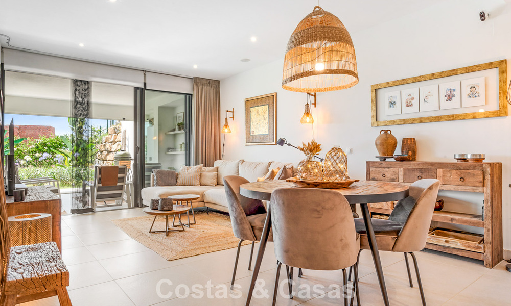 Gelijkvloers, modern appartement met ruime privétuin en deels zeezicht aan de golfbaan te koop in Estepona 789779
