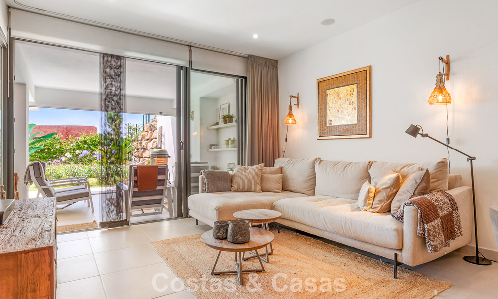 Gelijkvloers, modern appartement met ruime privétuin en deels zeezicht aan de golfbaan te koop in Estepona 789780