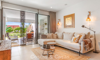 Gelijkvloers, modern appartement met ruime privétuin en deels zeezicht aan de golfbaan te koop in Estepona 789780 