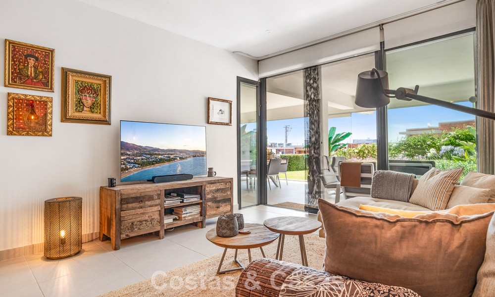 Gelijkvloers, modern appartement met ruime privétuin en deels zeezicht aan de golfbaan te koop in Estepona 789781