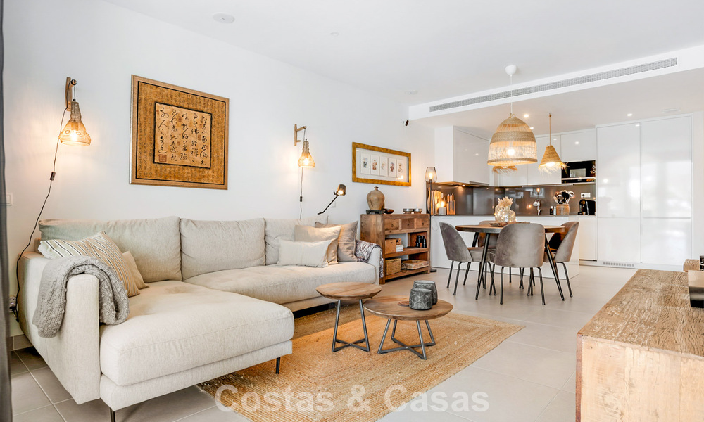 Gelijkvloers, modern appartement met ruime privétuin en deels zeezicht aan de golfbaan te koop in Estepona 789782
