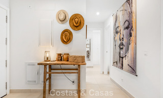 Gelijkvloers, modern appartement met ruime privétuin en deels zeezicht aan de golfbaan te koop in Estepona 789783 