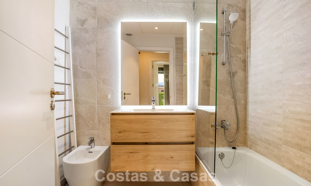 Gelijkvloers, modern appartement met ruime privétuin en deels zeezicht aan de golfbaan te koop in Estepona 789784