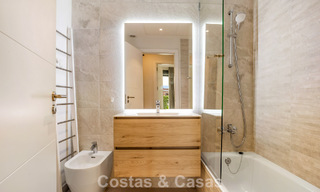 Gelijkvloers, modern appartement met ruime privétuin en deels zeezicht aan de golfbaan te koop in Estepona 789784 