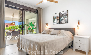 Gelijkvloers, modern appartement met ruime privétuin en deels zeezicht aan de golfbaan te koop in Estepona 789785 