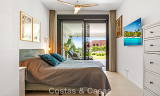 Gelijkvloers, modern appartement met ruime privétuin en deels zeezicht aan de golfbaan te koop in Estepona 789787 