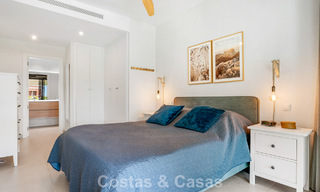 Gelijkvloers, modern appartement met ruime privétuin en deels zeezicht aan de golfbaan te koop in Estepona 789788 