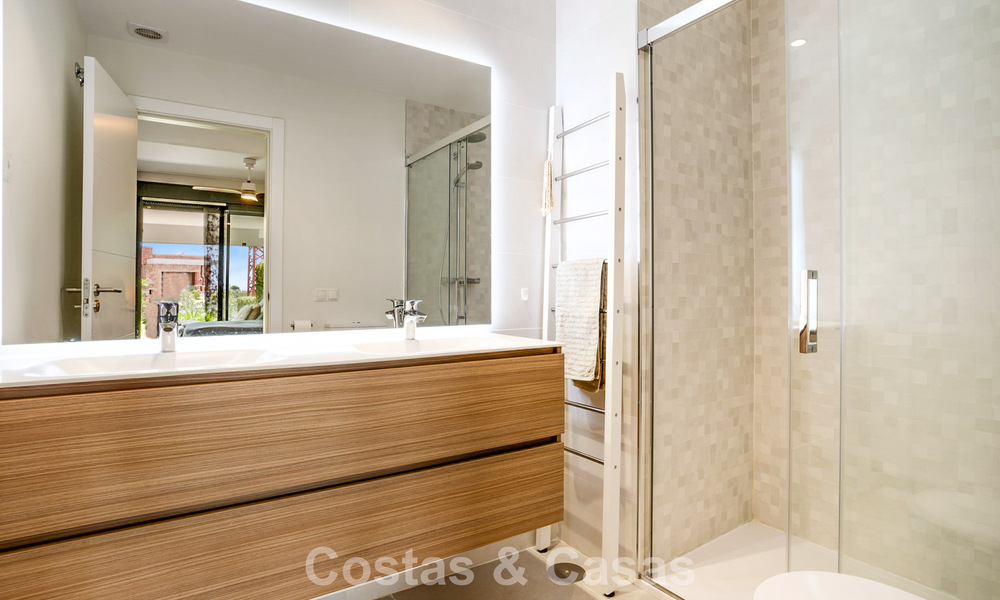 Gelijkvloers, modern appartement met ruime privétuin en deels zeezicht aan de golfbaan te koop in Estepona 789789