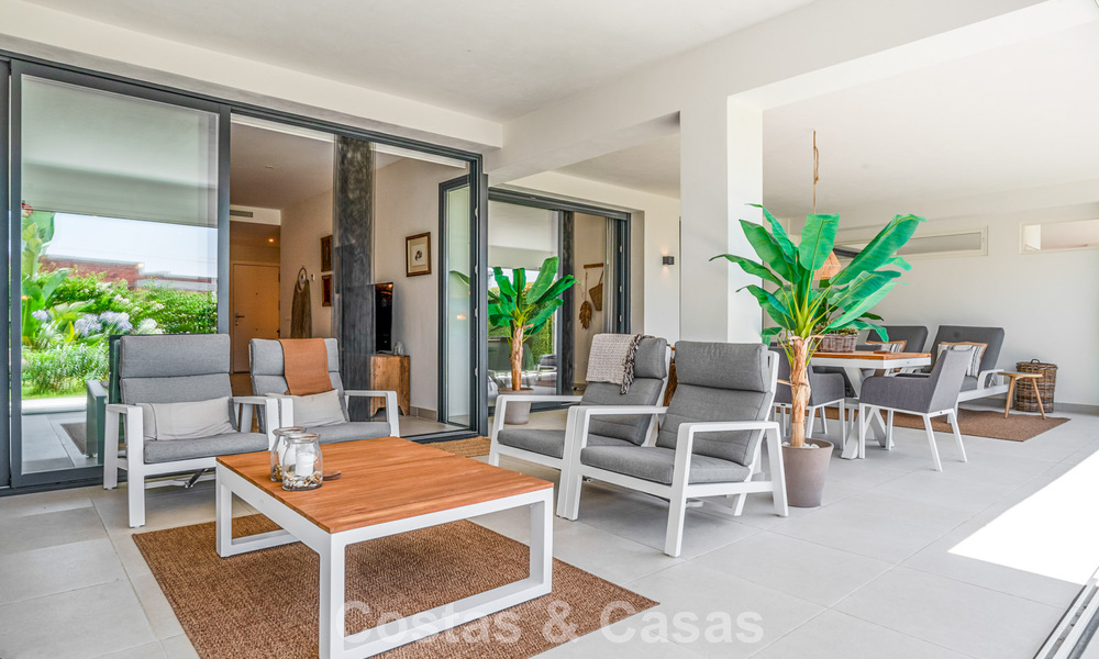 Gelijkvloers, modern appartement met ruime privétuin en deels zeezicht aan de golfbaan te koop in Estepona 789790