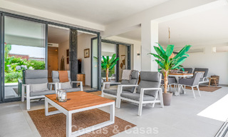 Gelijkvloers, modern appartement met ruime privétuin en deels zeezicht aan de golfbaan te koop in Estepona 789790 