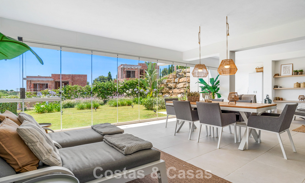 Gelijkvloers, modern appartement met ruime privétuin en deels zeezicht aan de golfbaan te koop in Estepona 789791