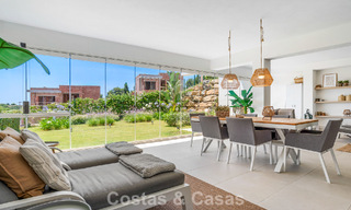Gelijkvloers, modern appartement met ruime privétuin en deels zeezicht aan de golfbaan te koop in Estepona 789791 