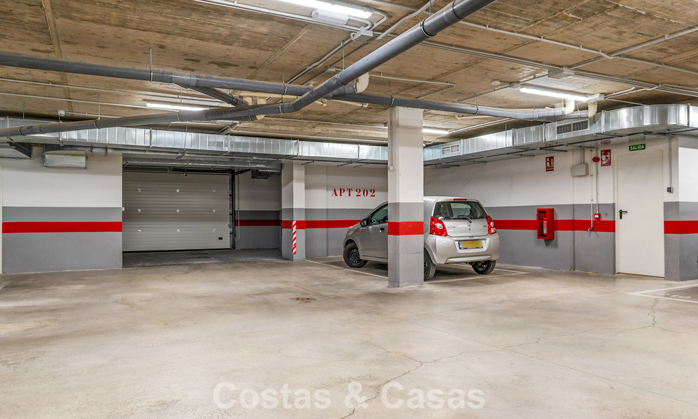 Gelijkvloers, modern appartement met ruime privétuin en deels zeezicht aan de golfbaan te koop in Estepona 789792