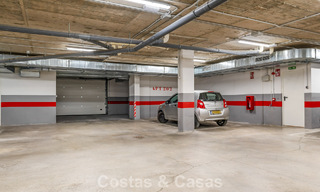 Gelijkvloers, modern appartement met ruime privétuin en deels zeezicht aan de golfbaan te koop in Estepona 789792 