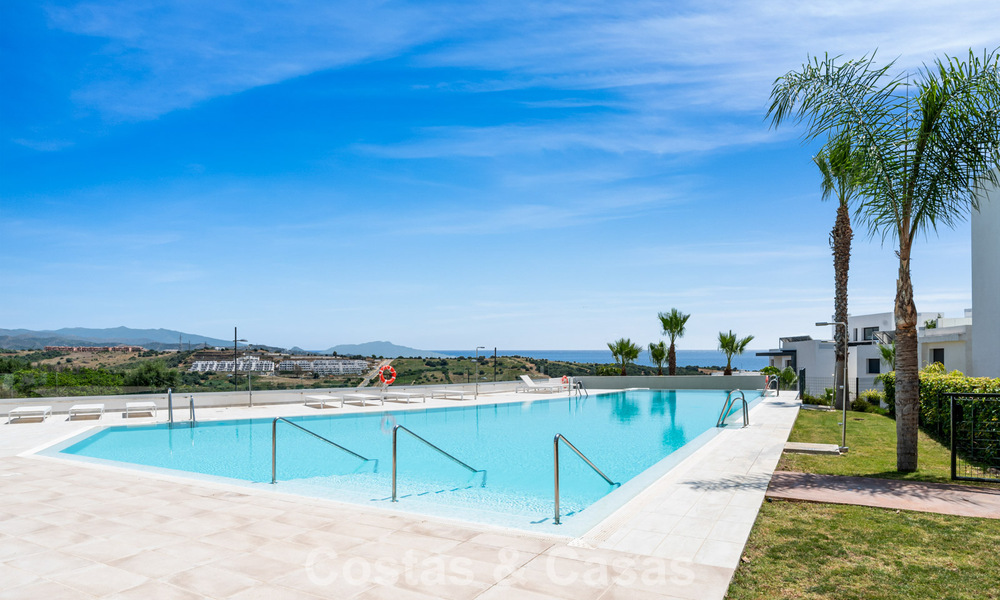 Gelijkvloers, modern appartement met ruime privétuin en deels zeezicht aan de golfbaan te koop in Estepona 789793