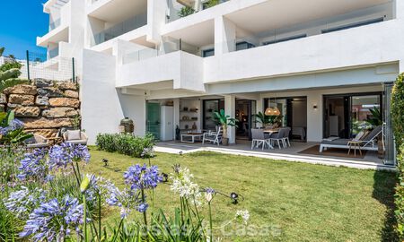 Gelijkvloers, modern appartement met ruime privétuin en deels zeezicht aan de golfbaan te koop in Estepona 789794